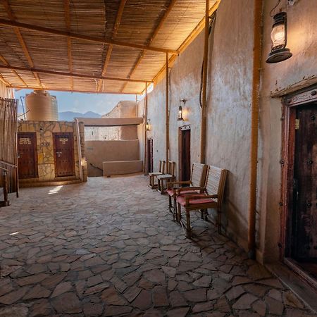 Antique Inn Низва Екстериор снимка