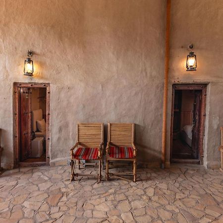 Antique Inn Низва Екстериор снимка
