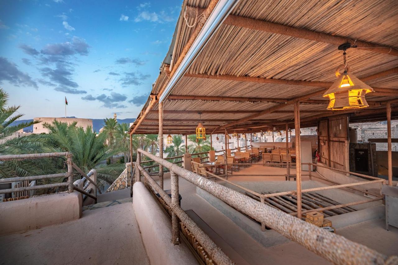 Antique Inn Низва Екстериор снимка