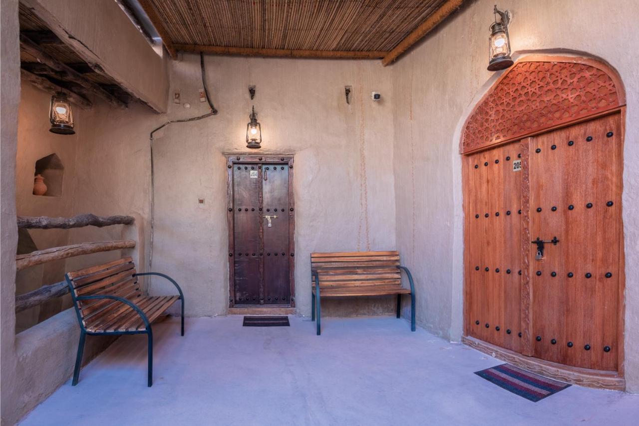 Antique Inn Низва Екстериор снимка