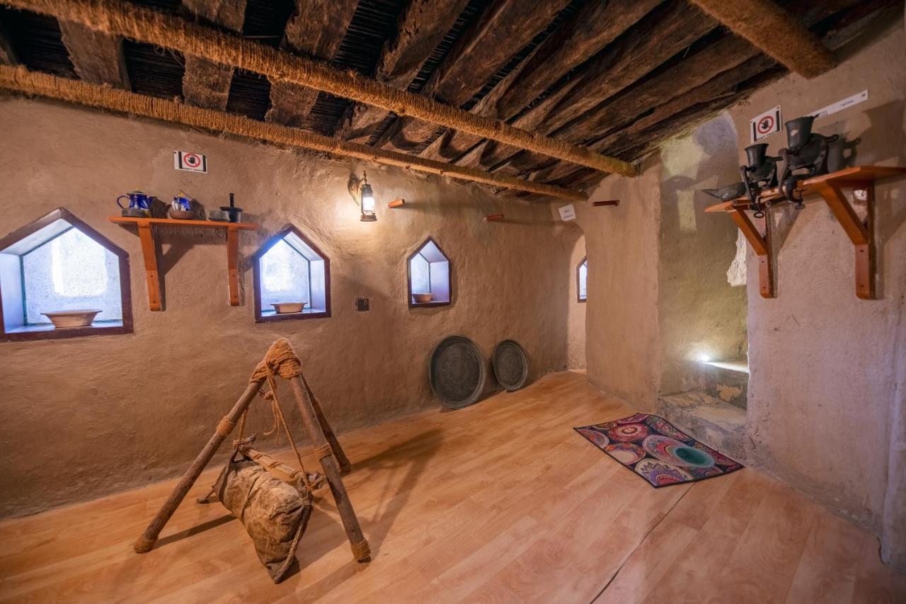 Antique Inn Низва Екстериор снимка