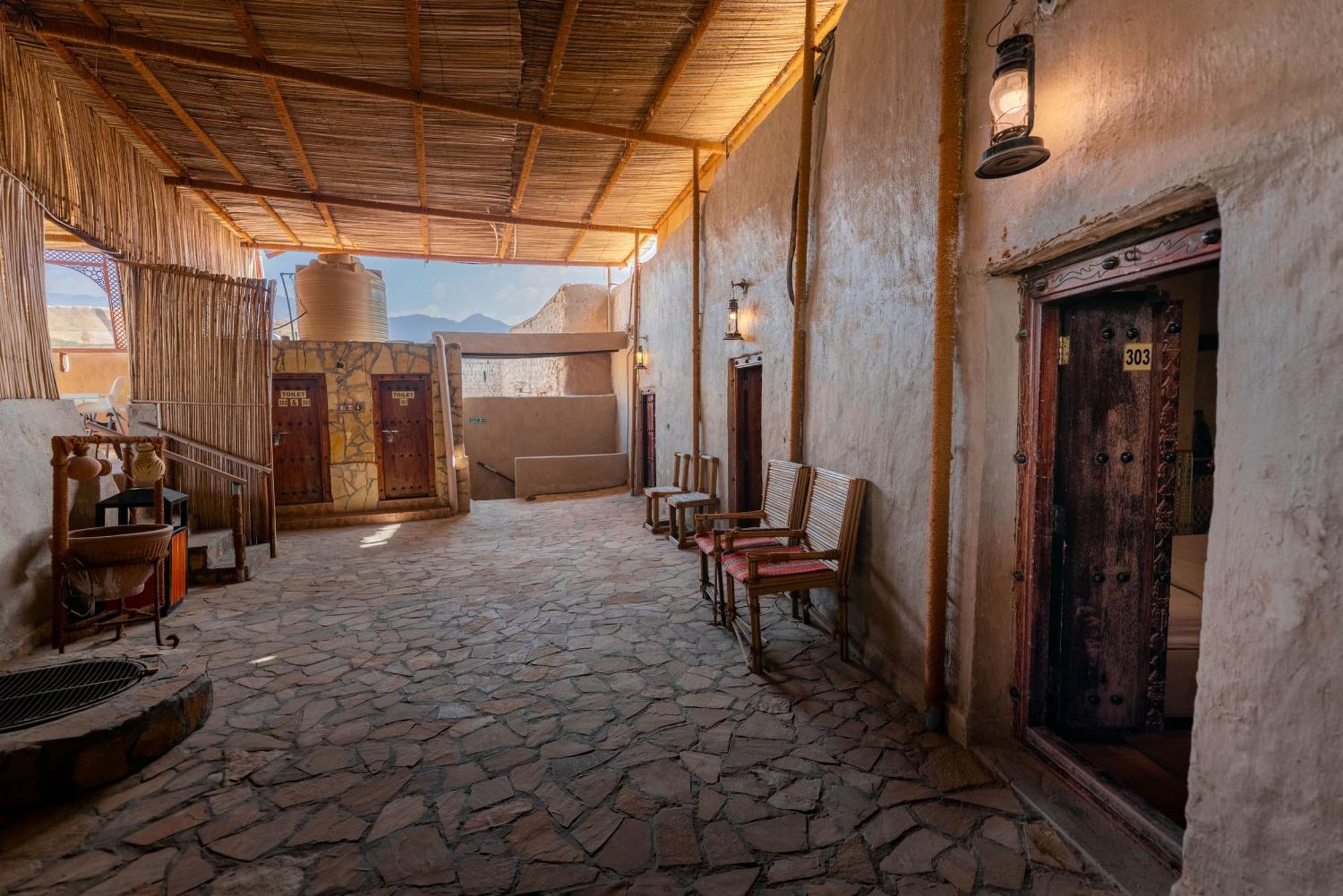 Antique Inn Низва Екстериор снимка