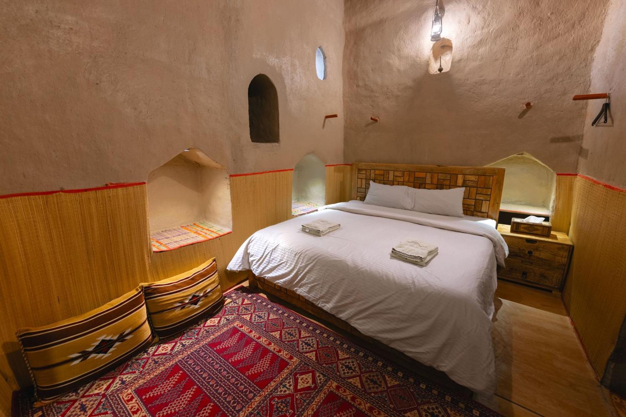 Antique Inn Низва Екстериор снимка