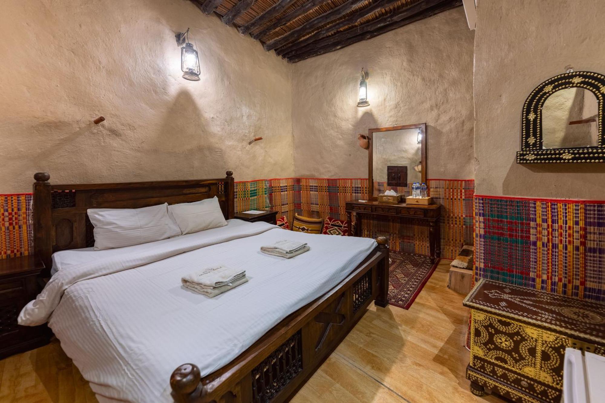 Antique Inn Низва Екстериор снимка