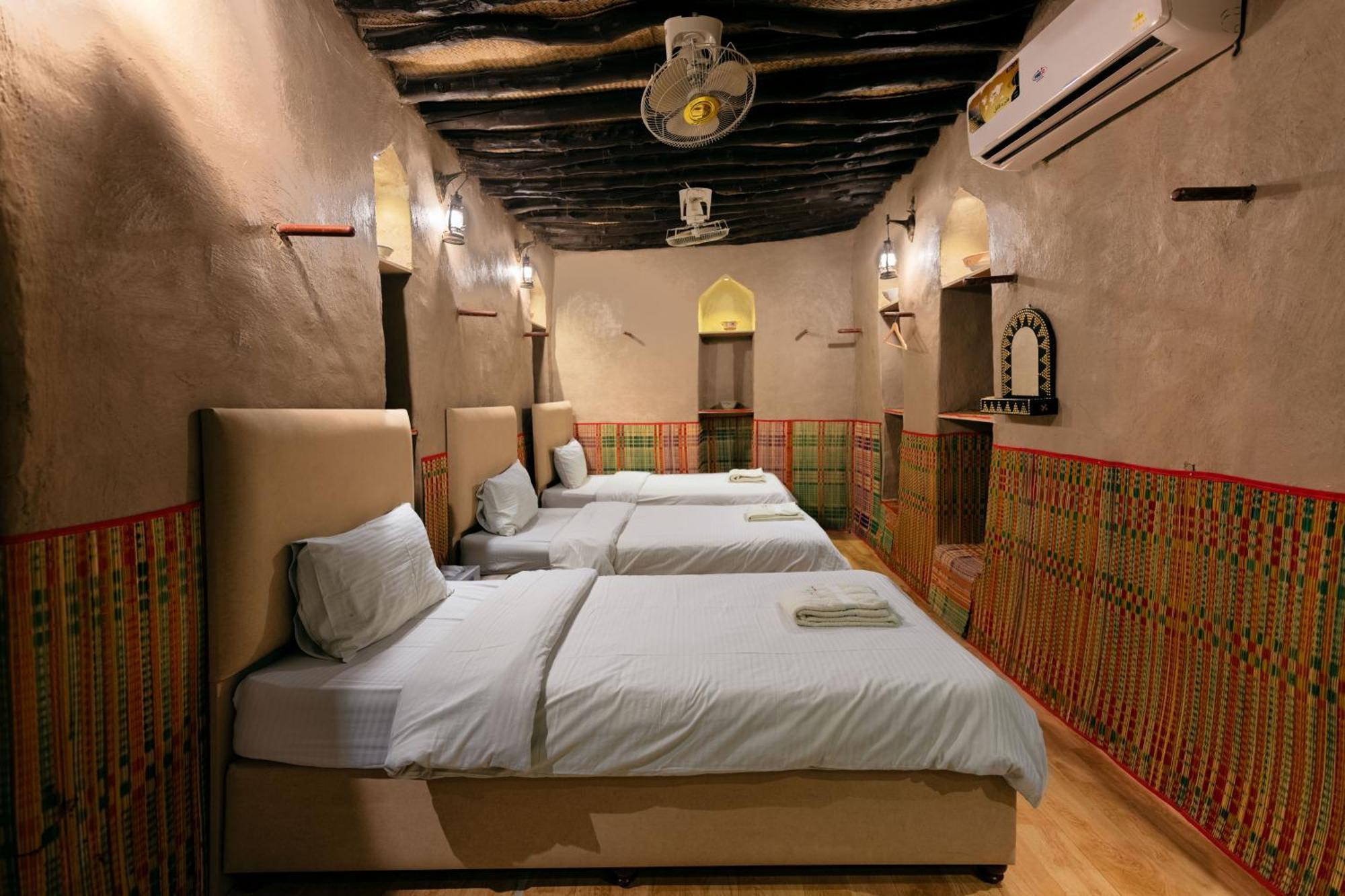 Antique Inn Низва Стая снимка