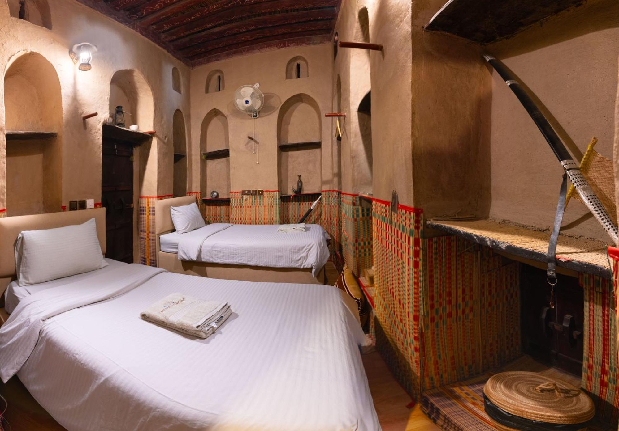 Antique Inn Низва Стая снимка