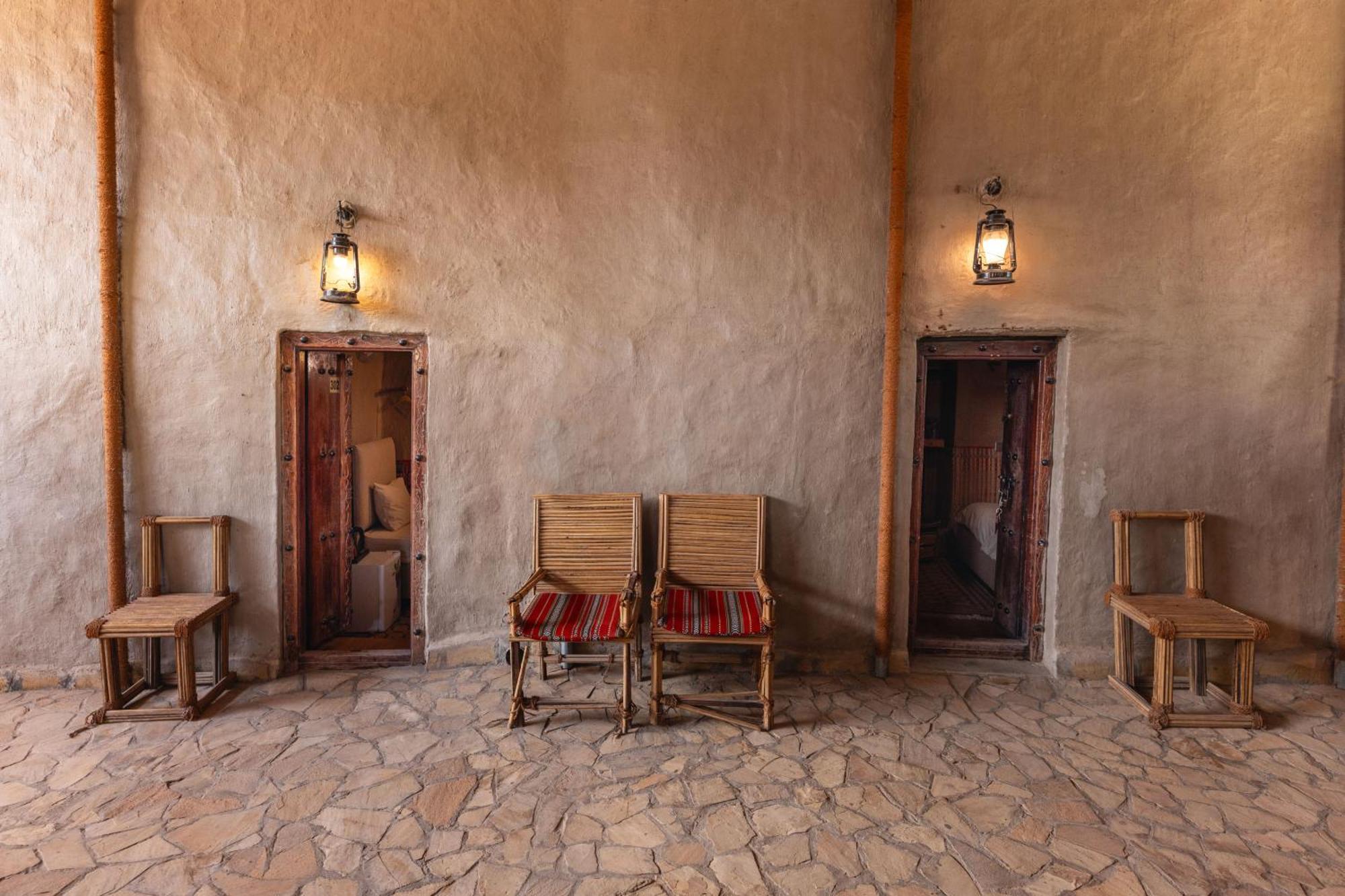 Antique Inn Низва Екстериор снимка