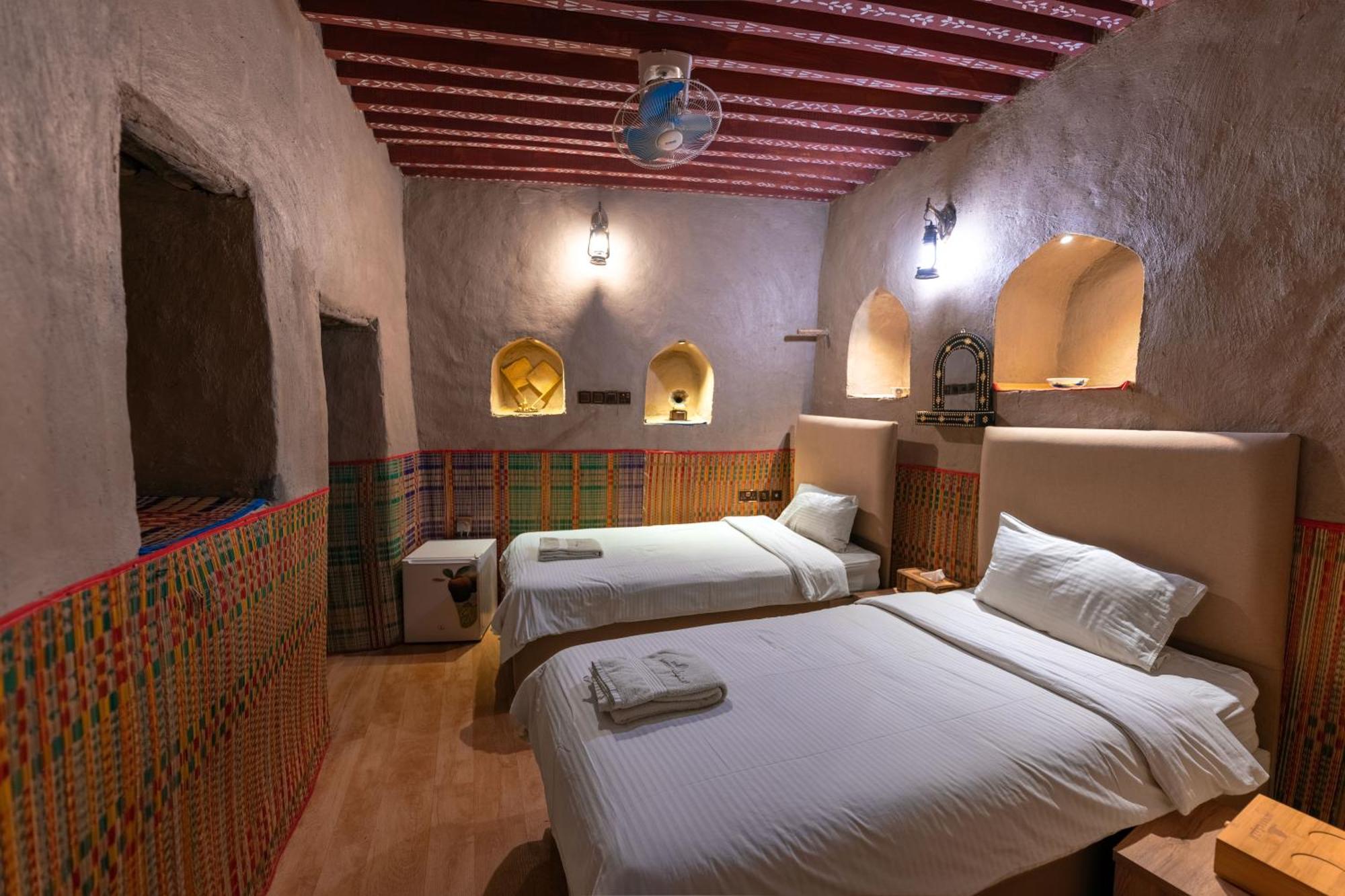 Antique Inn Низва Екстериор снимка
