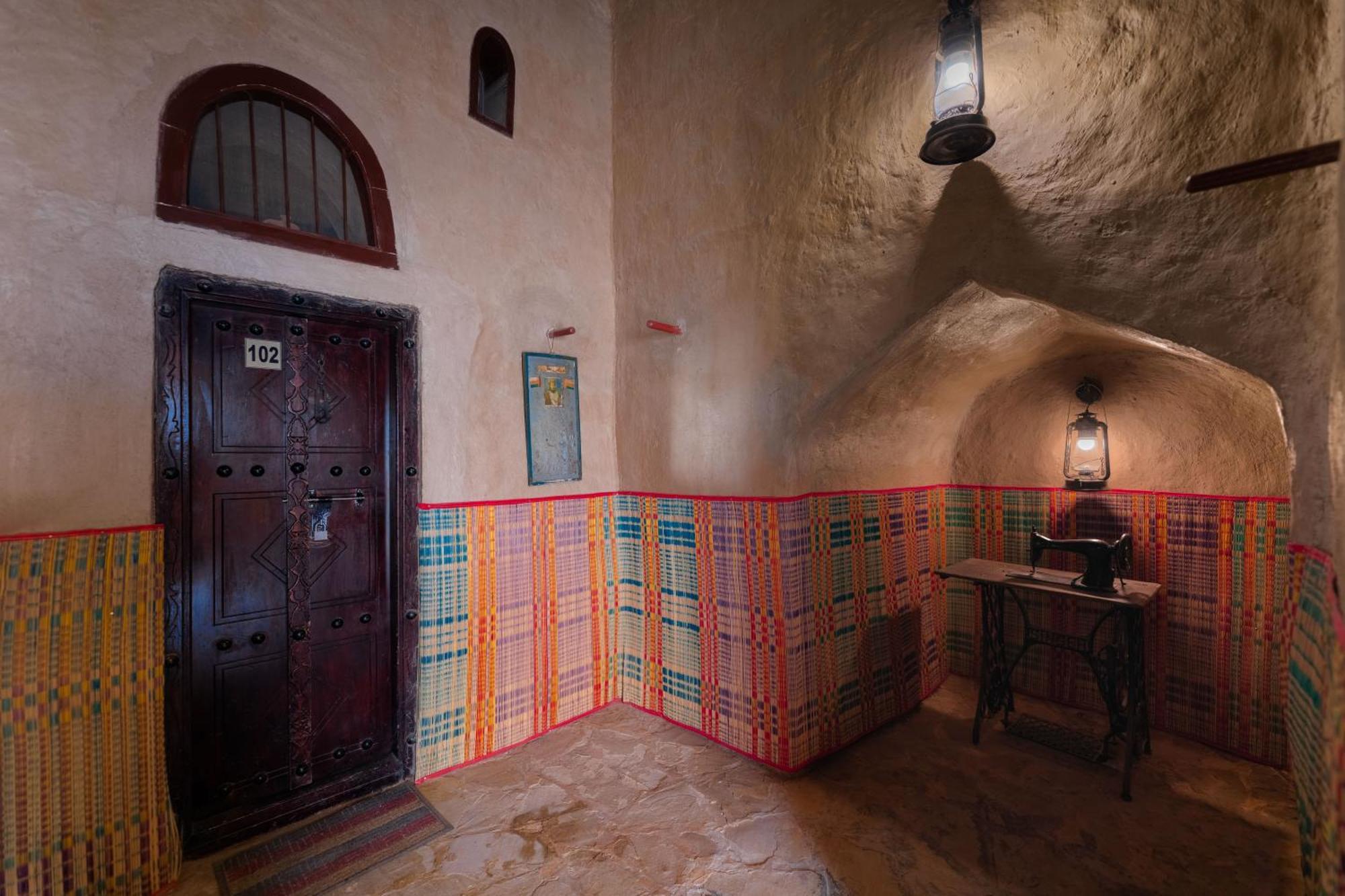 Antique Inn Низва Стая снимка