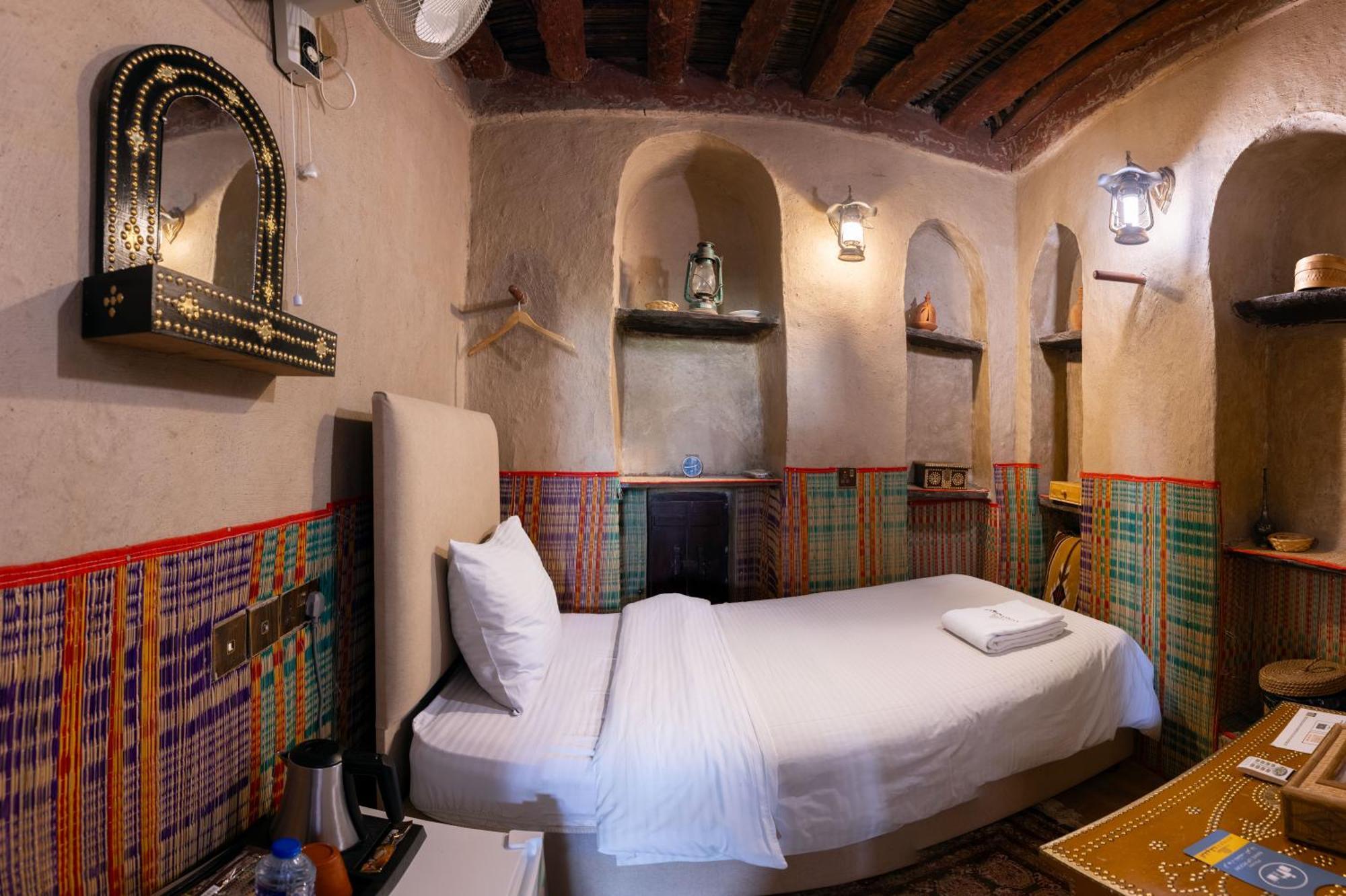 Antique Inn Низва Стая снимка