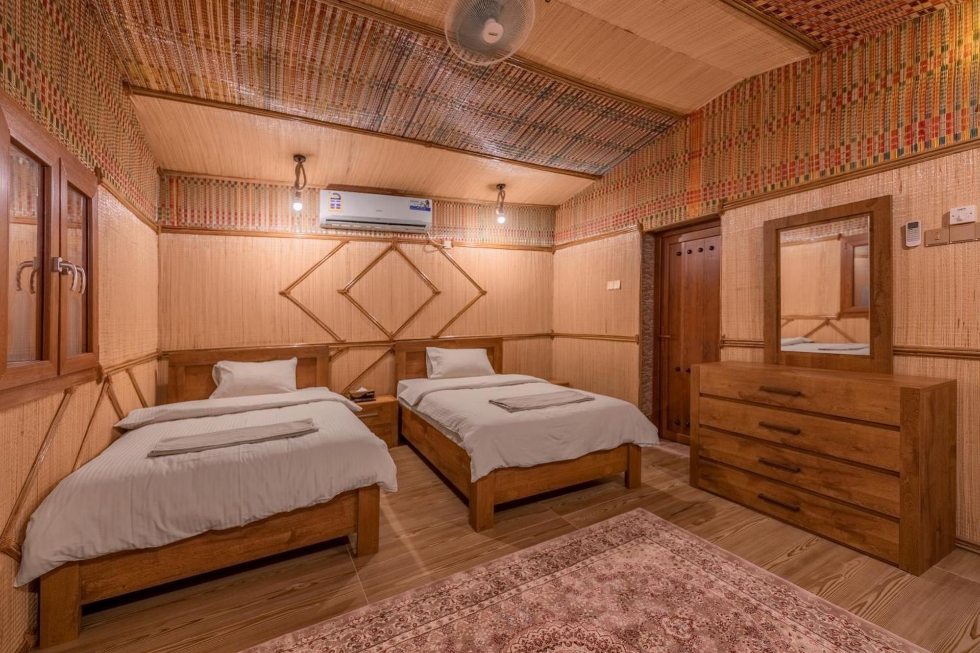 Antique Inn Низва Стая снимка